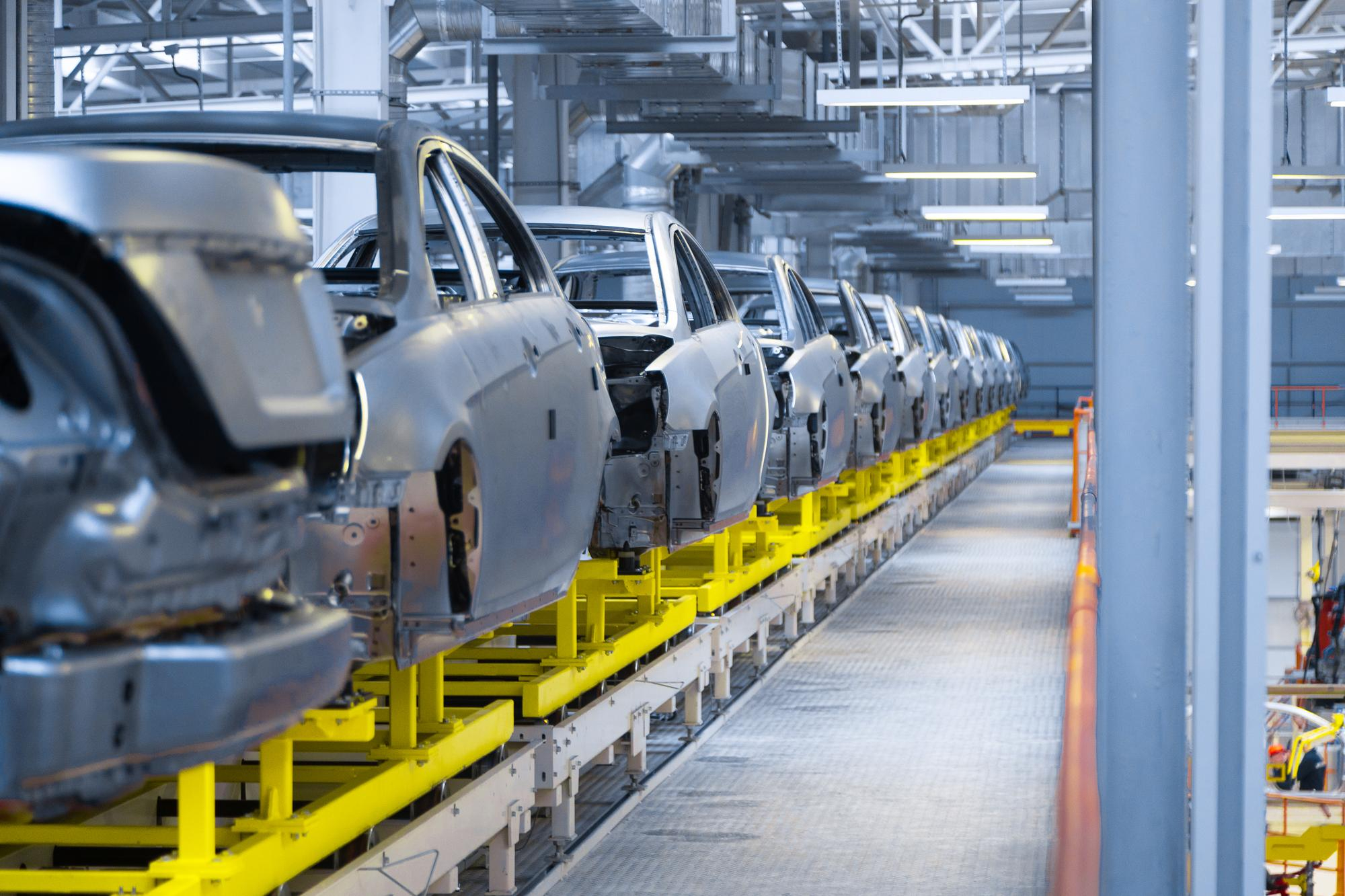 VERSATILIDADE DO AÇO: DA CONSTRUÇÃO CIVIL À INDÚSTRIA AUTOMOTIVA.